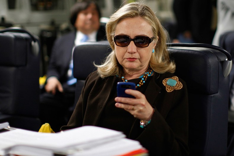hillary-clinton-blackberry-sunglasses
